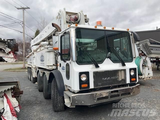Mack MR688S Lastbilar med betongpump