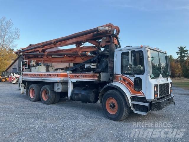 Mack MR688S Lastbilar med betongpump