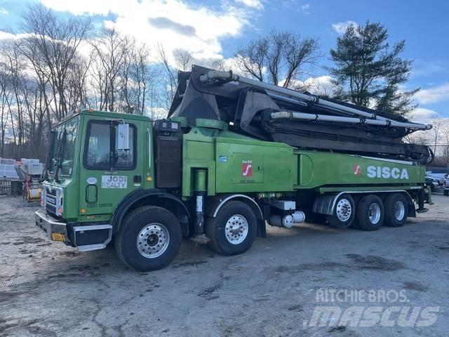 Mack MRU613 Lastbilar med betongpump