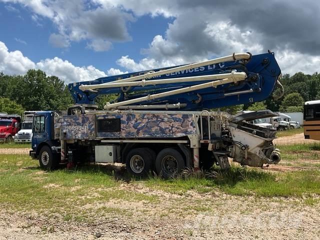 Mack MRU613 Lastbilar med betongpump