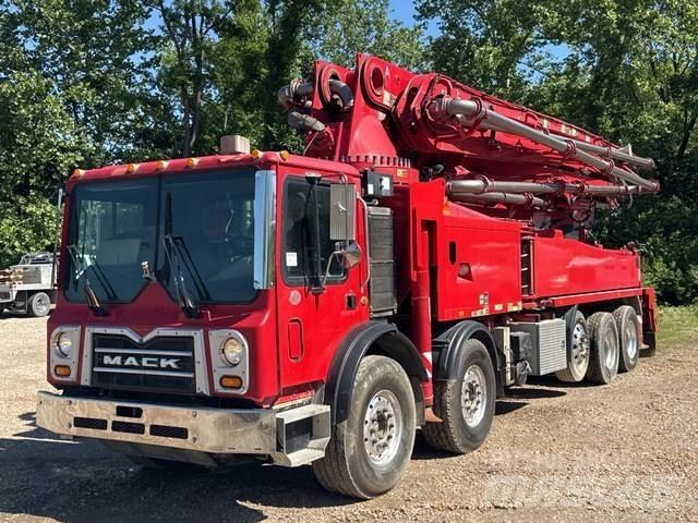 Mack MRU613 Lastbilar med betongpump
