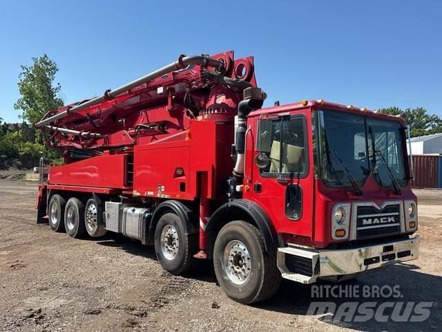 Mack MRU613 Lastbilar med betongpump