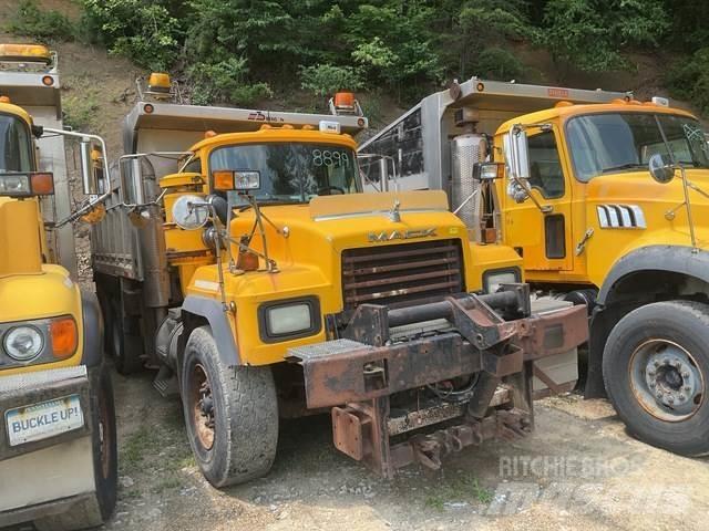 Mack RD600 Snöblad och plogar