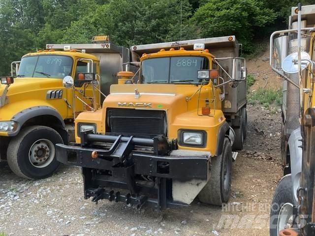 Mack RD688S Sand- och saltspridare