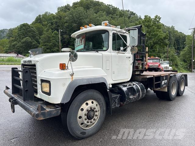 Mack RD688S Flakbilar