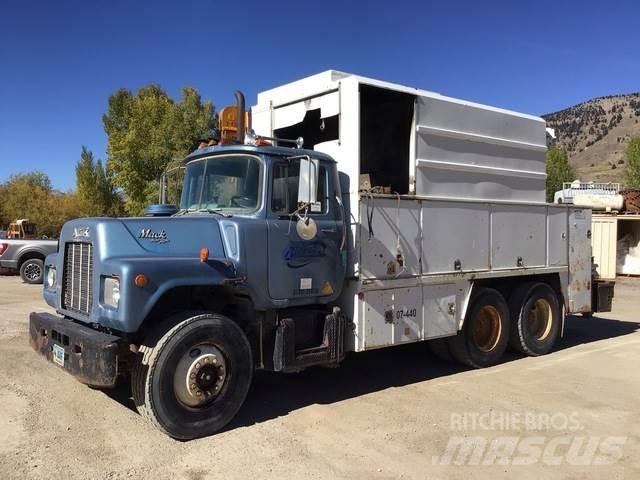 Mack U600 Plogbilar