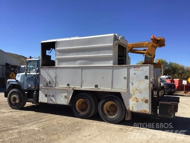 Mack U600 Plogbilar