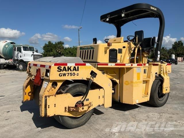 Sakai GW750-2 Pneumatiska Hjulvältar