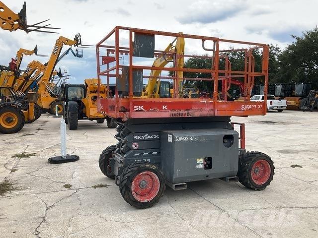 SkyJack 6832RT Saxliftar