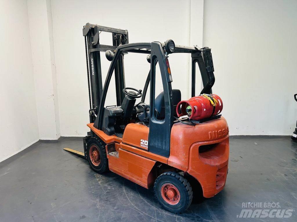 Nissan UD02A20PQ Gasolmotviktstruckar