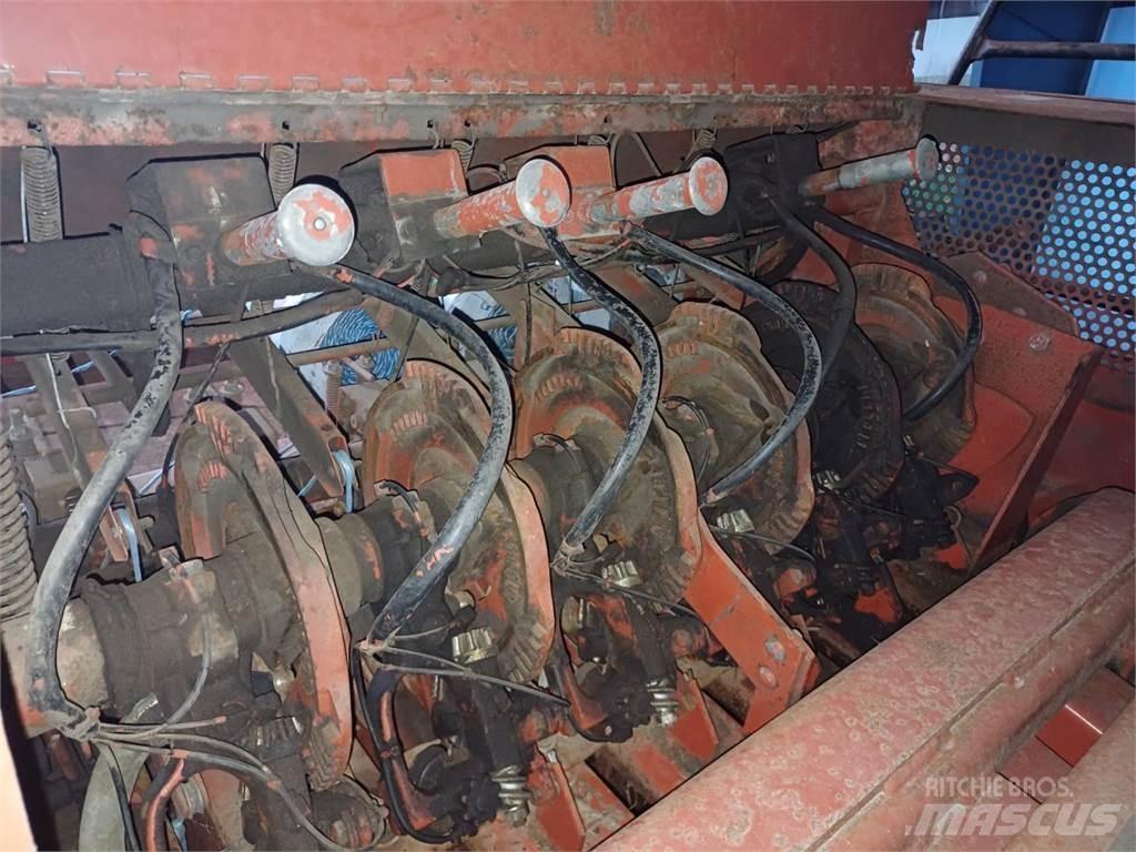 Hesston 4900 Fyrkantspressar