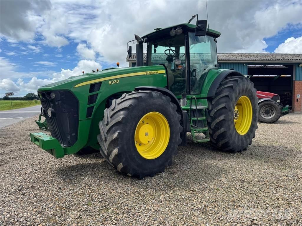 John Deere 8330 Traktorer