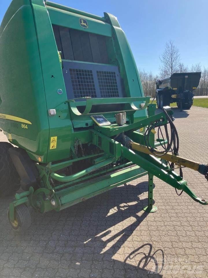 John Deere 864 Rundbalspressar