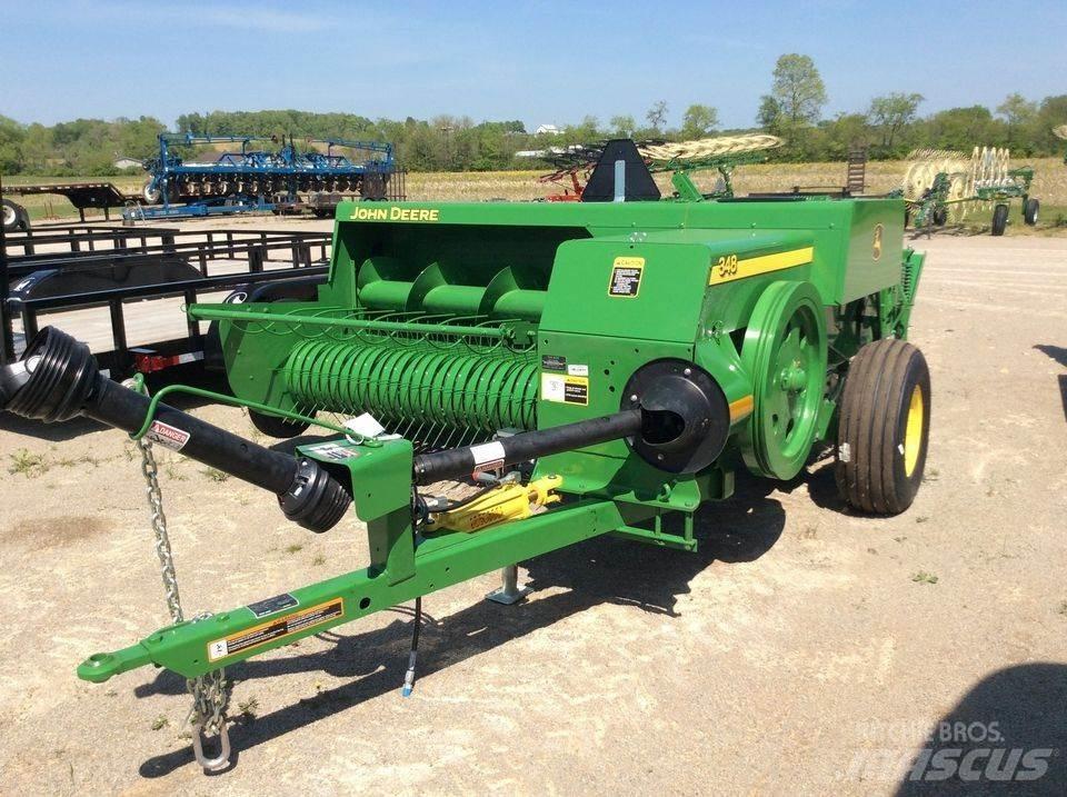 John Deere 348 Fyrkantspressar