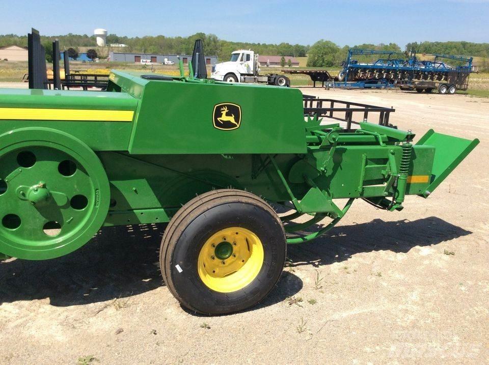 John Deere 348 Fyrkantspressar