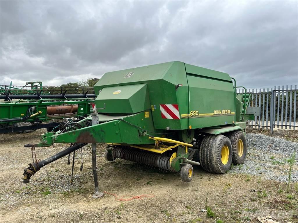John Deere 690 Fyrkantspressar
