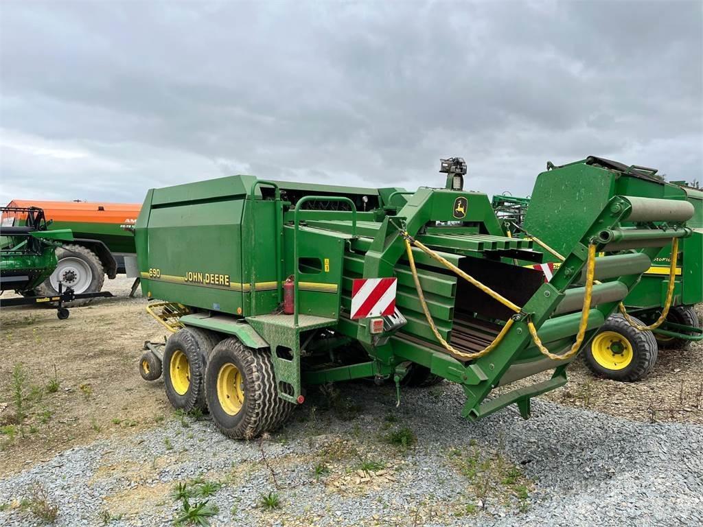 John Deere 690 Fyrkantspressar
