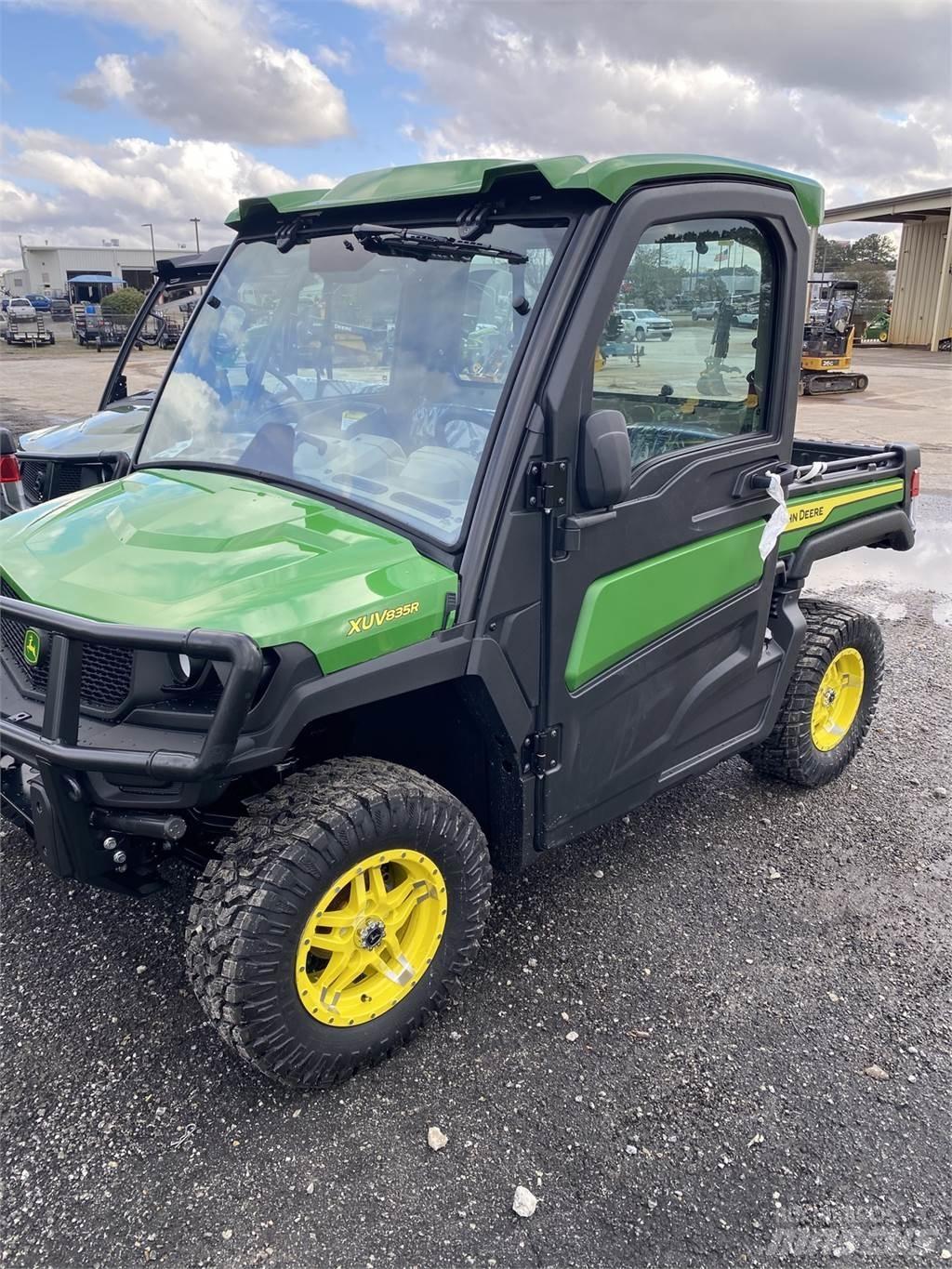 John Deere 835R Redskapsbärare