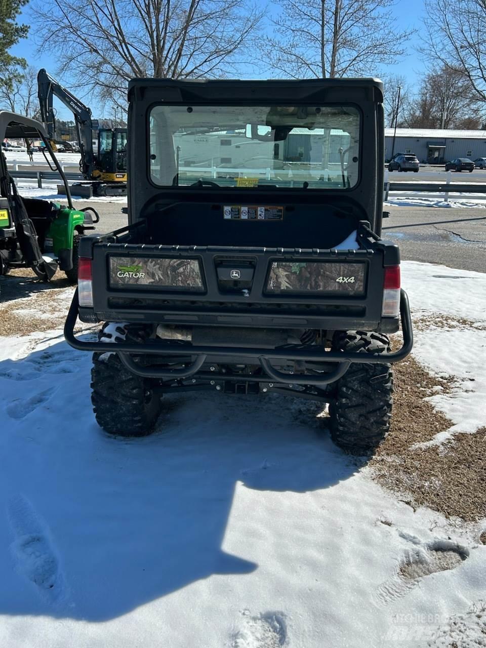John Deere 835R Redskapsbärare