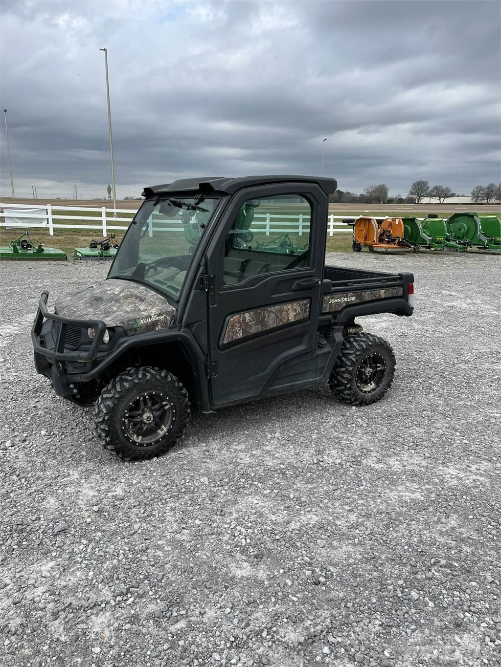 John Deere 835R Redskapsbärare