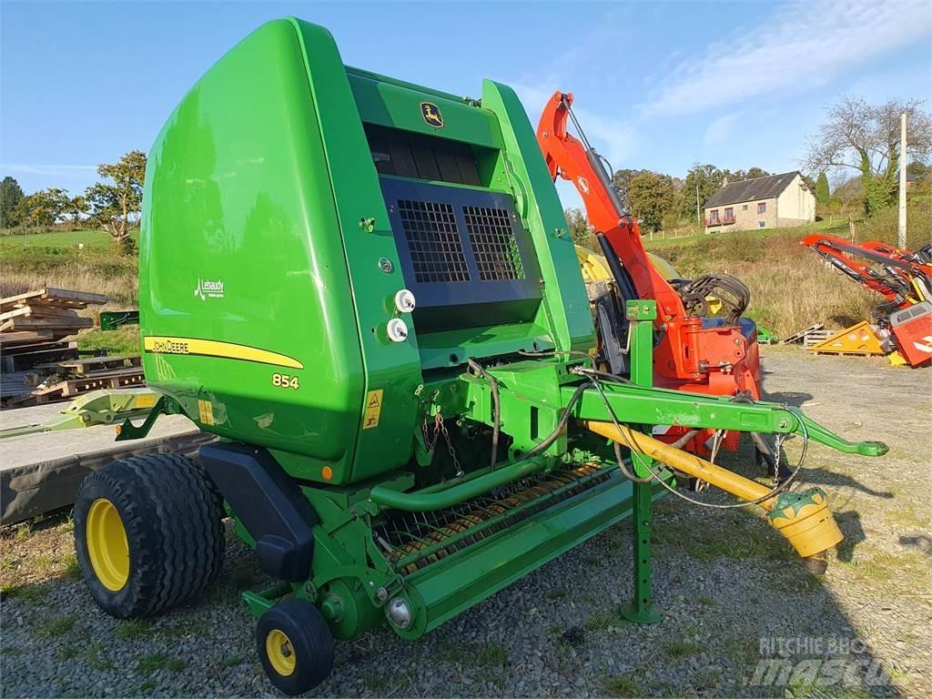 John Deere 854 Rundbalspressar