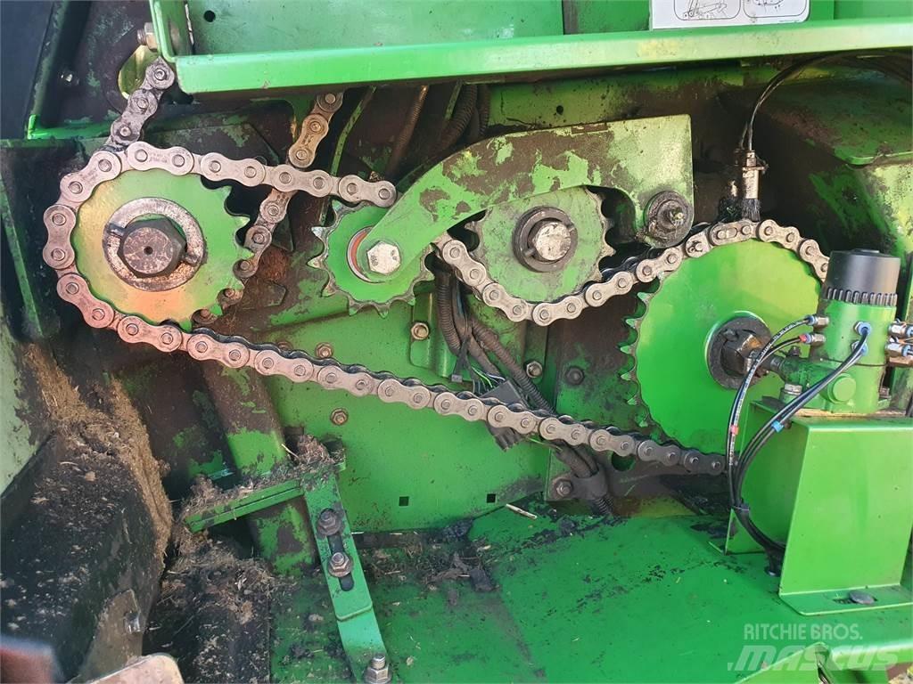 John Deere 854 Rundbalspressar