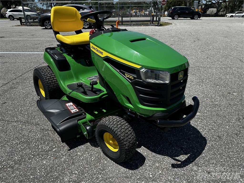 John Deere S220 Åkgräsklippare
