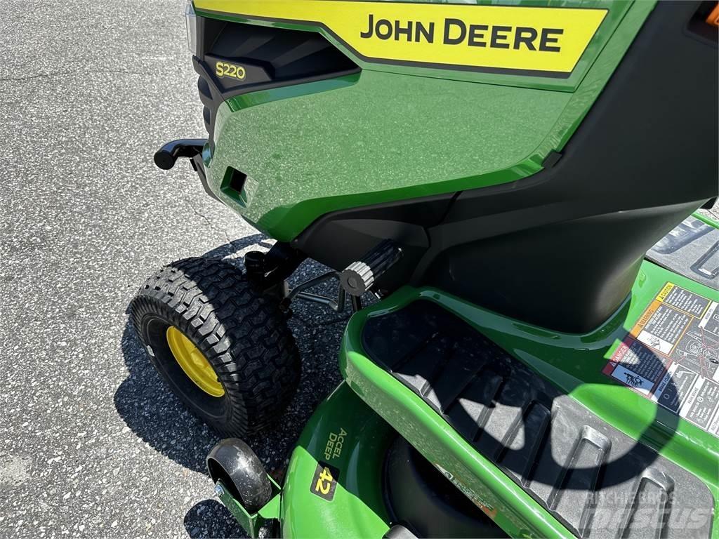 John Deere S220 Åkgräsklippare