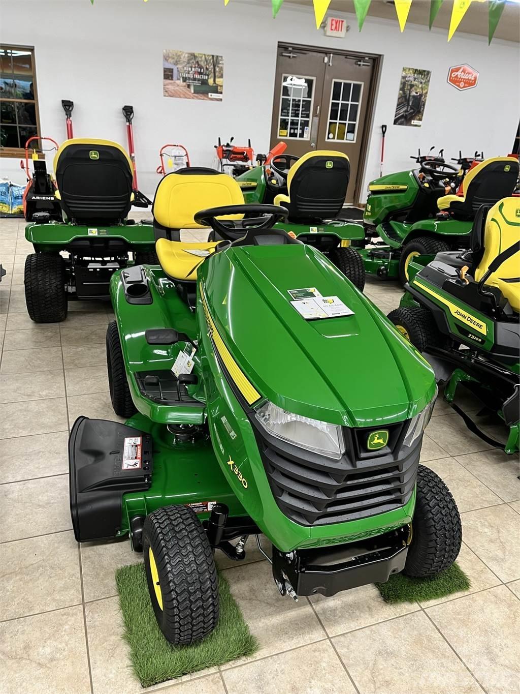 John Deere X330 Kompakttraktorer
