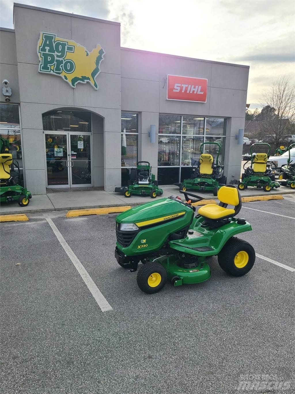 John Deere X330 Kompakttraktorer