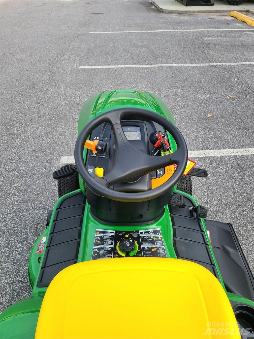 John Deere X330 Kompakttraktorer