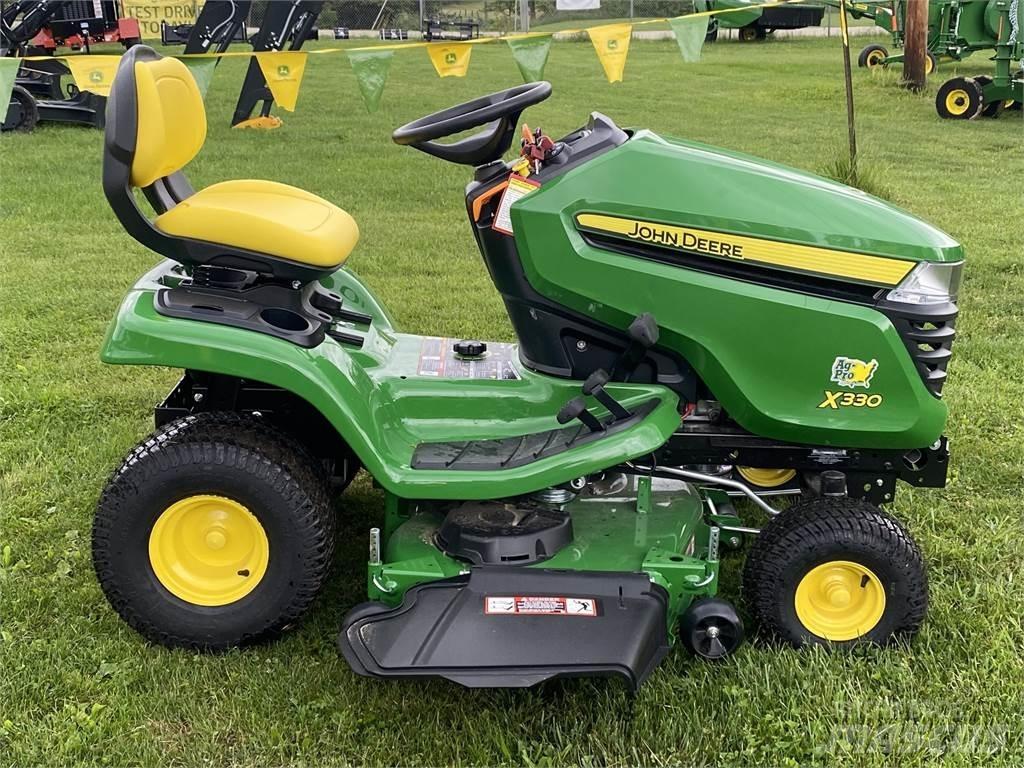 John Deere X330 Kompakttraktorer