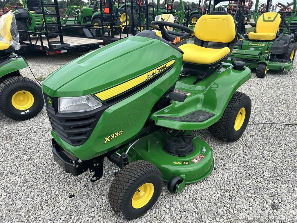 John Deere X330 Kompakttraktorer