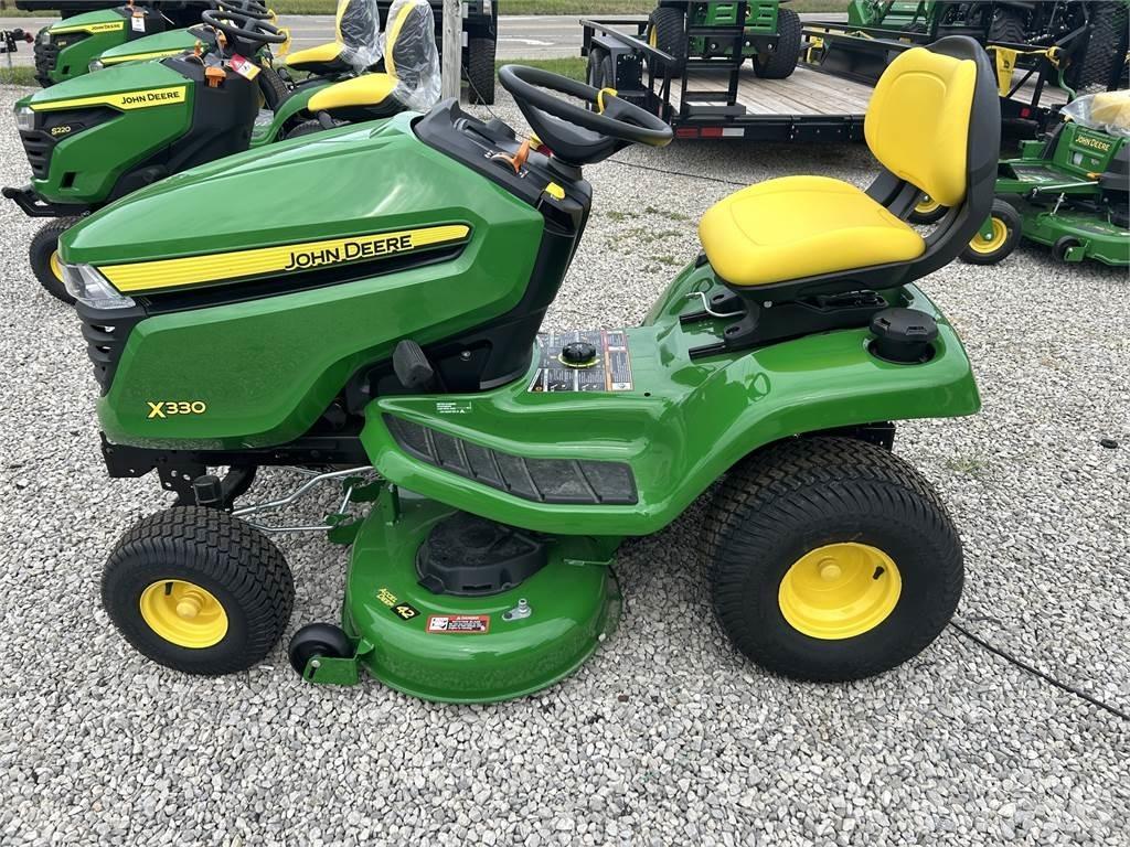 John Deere X330 Kompakttraktorer
