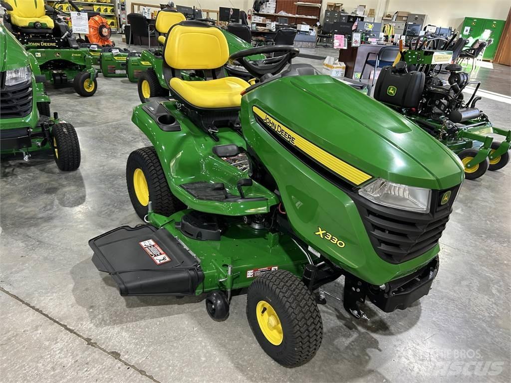 John Deere X330 Kompakttraktorer
