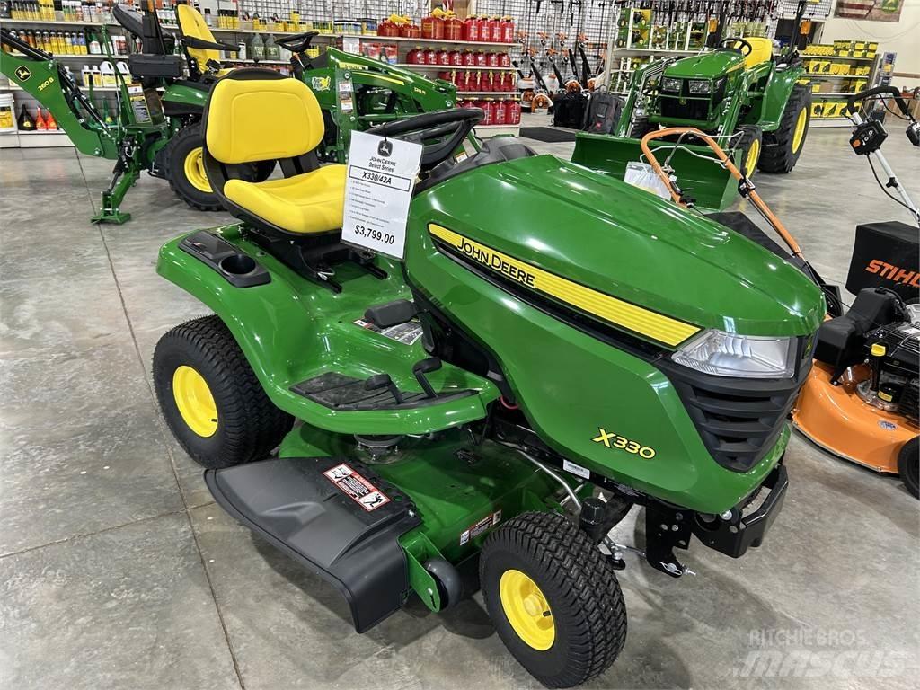 John Deere X330 Kompakttraktorer