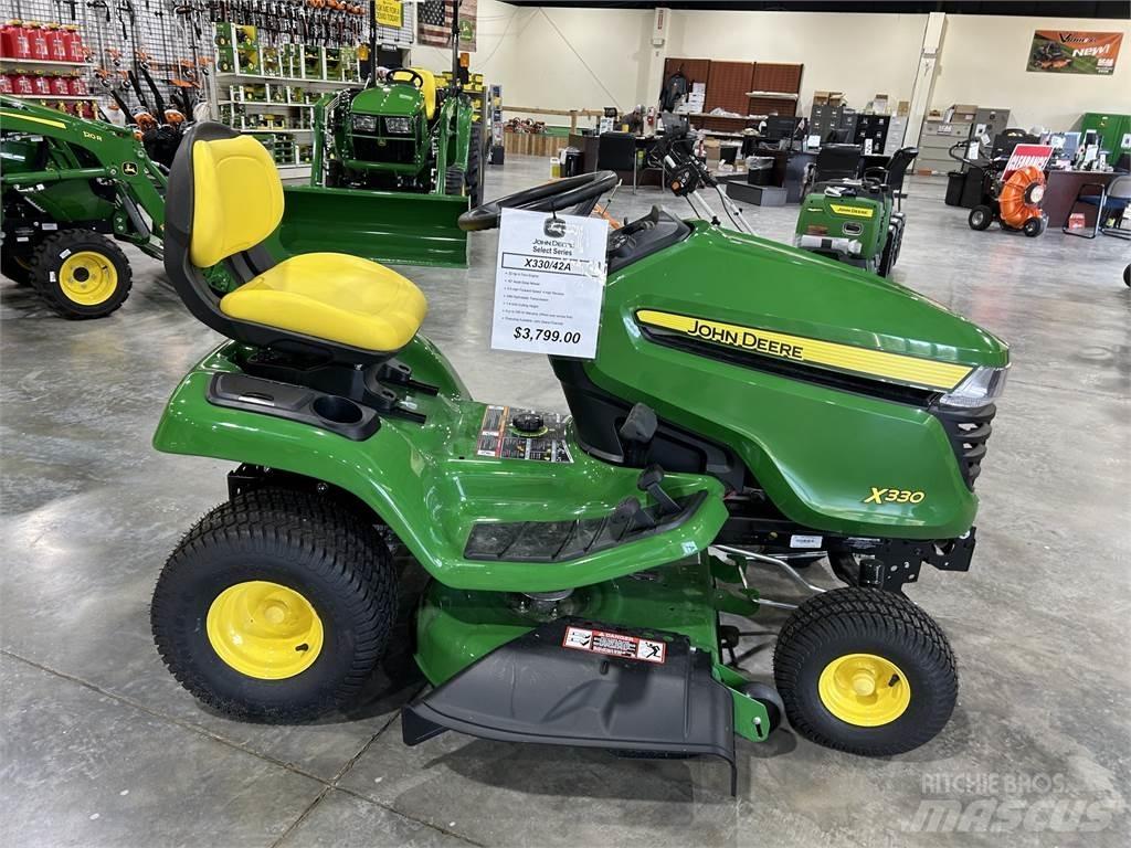 John Deere X330 Kompakttraktorer