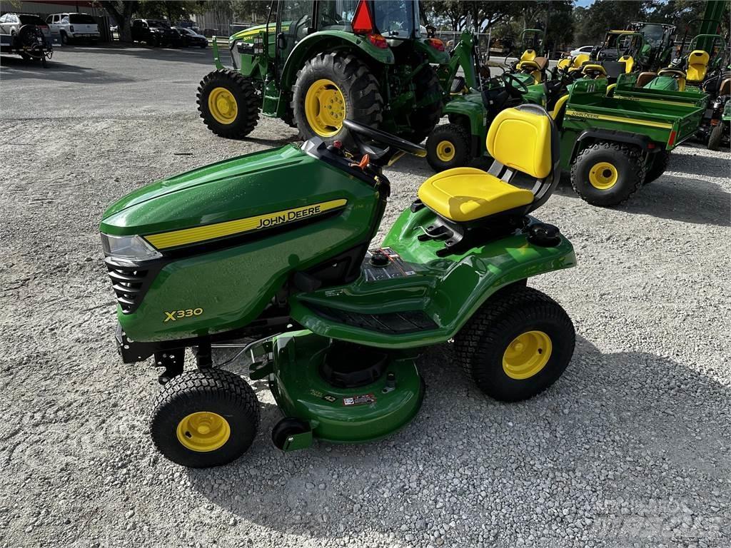 John Deere X330 Kompakttraktorer