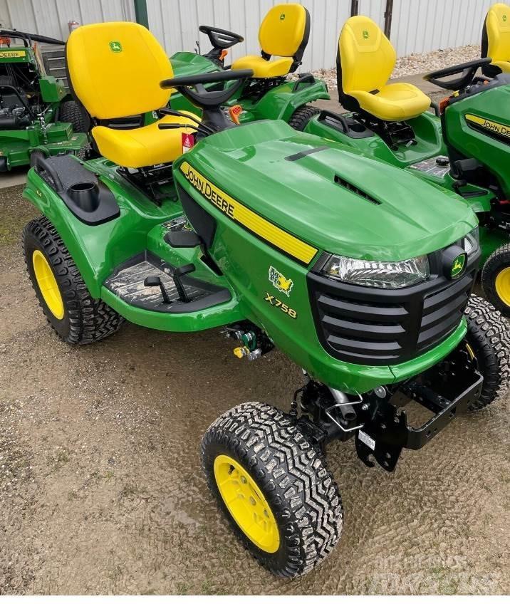 John Deere X758 Kompakttraktorer