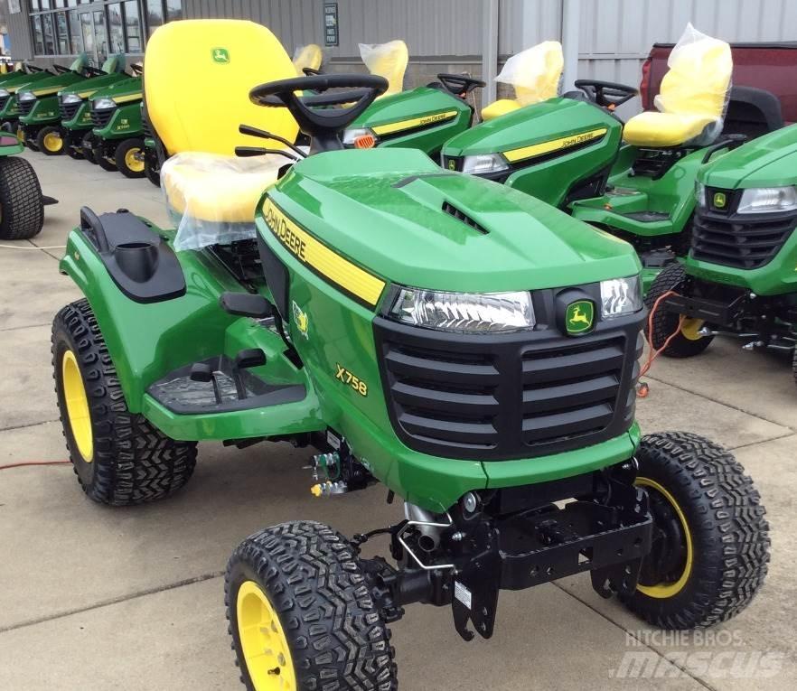 John Deere X758 Kompakttraktorer