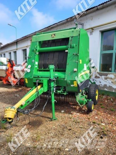 John Deere 852 Rundbalspressar