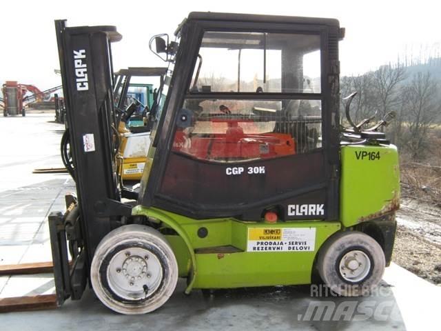 Clark CGP30 Gasolmotviktstruckar