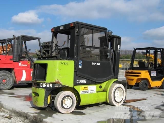 Clark CGP30 Gasolmotviktstruckar