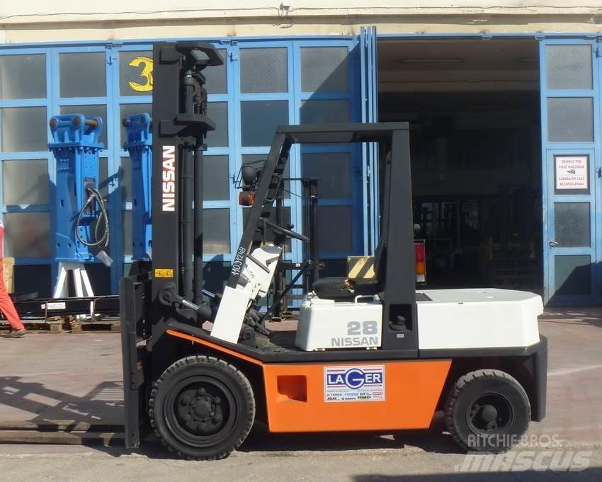 Nissan EGH02 Dieselmotviktstruckar