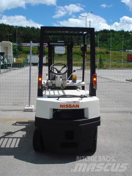 Nissan H01A15 Gasolmotviktstruckar