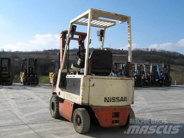 Nissan M01L15 Elmotviktstruckar