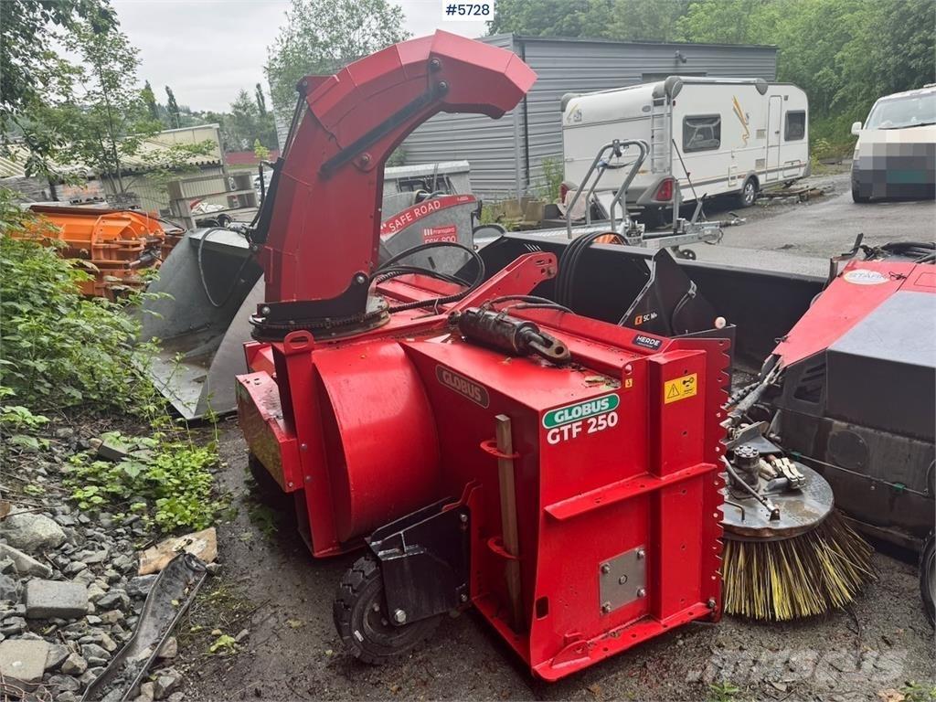 Globus GTF 250-19 Snöblad och plogar