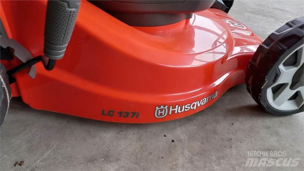Husqvarna LC 137i Åkgräsklippare