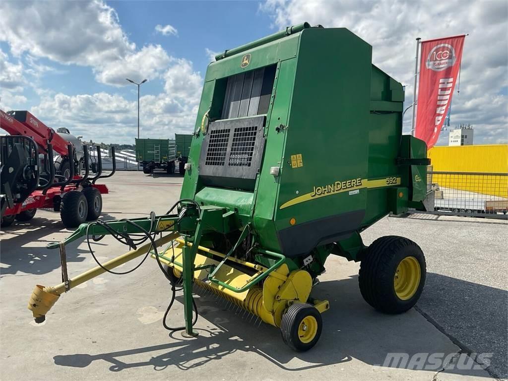 John Deere 592C Rundbalspressar
