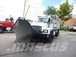 Mack RD688S Snöblad och plogar
